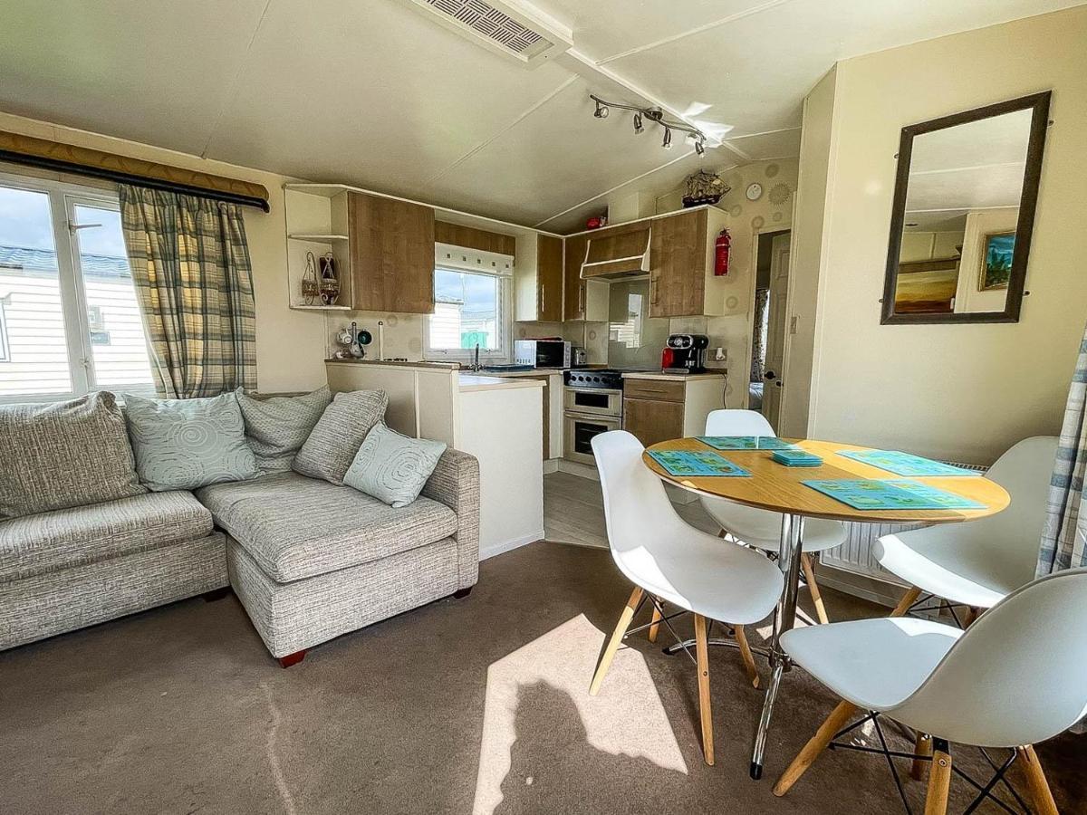 Caravan With Decking At Martello Beach Nearby Clacton-On-Sea Ref 29017Kv Otel Dış mekan fotoğraf